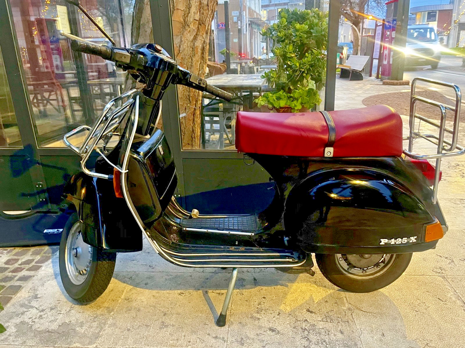 Vespa PX 125 nera del 1981 con certificato storico