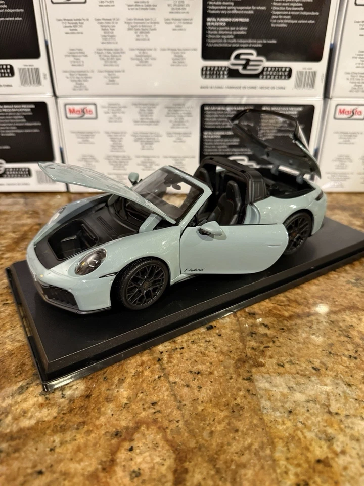 New Maisto Special Edition Porsche 911 Targa 4 GTS (992.2) - Gray,  1/18 Scale - Image 4 of 4