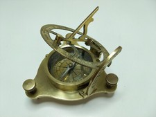 Boussole marine avec cadran solaire