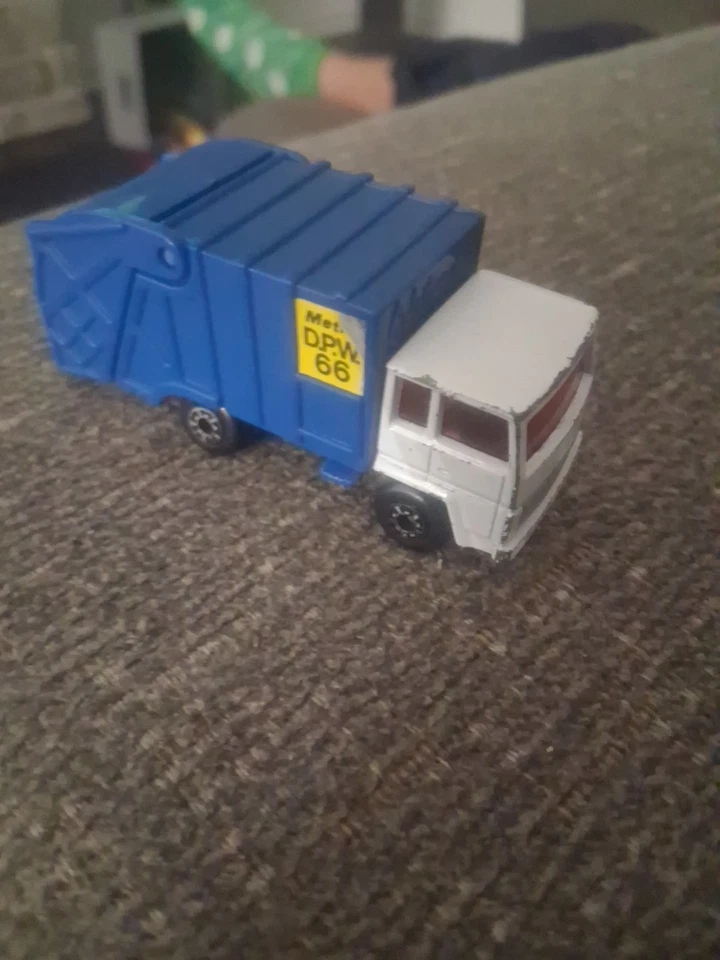 Matchbox Superfast 1979 Refuse Truck No. 36 Metro DPW 66 Blue White Diecast - Image 3 of 4
