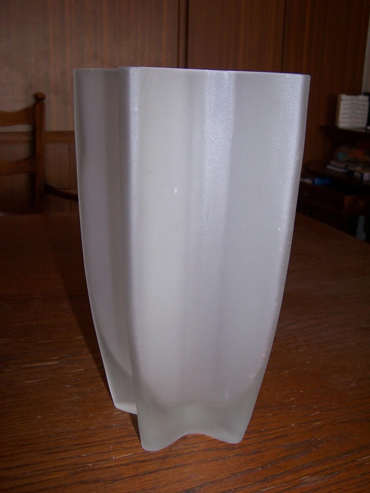 SCHÖNE VASE - MILCHGLAS - SRTERNEN FORM - LEONARDO