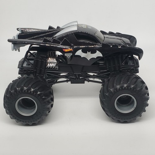 Hot Wheels Monster Jam Batmobile 1:64 Cerchi/Base Cromati Ottime Condizioni Spedizione Veloce - Foto 2 di 7