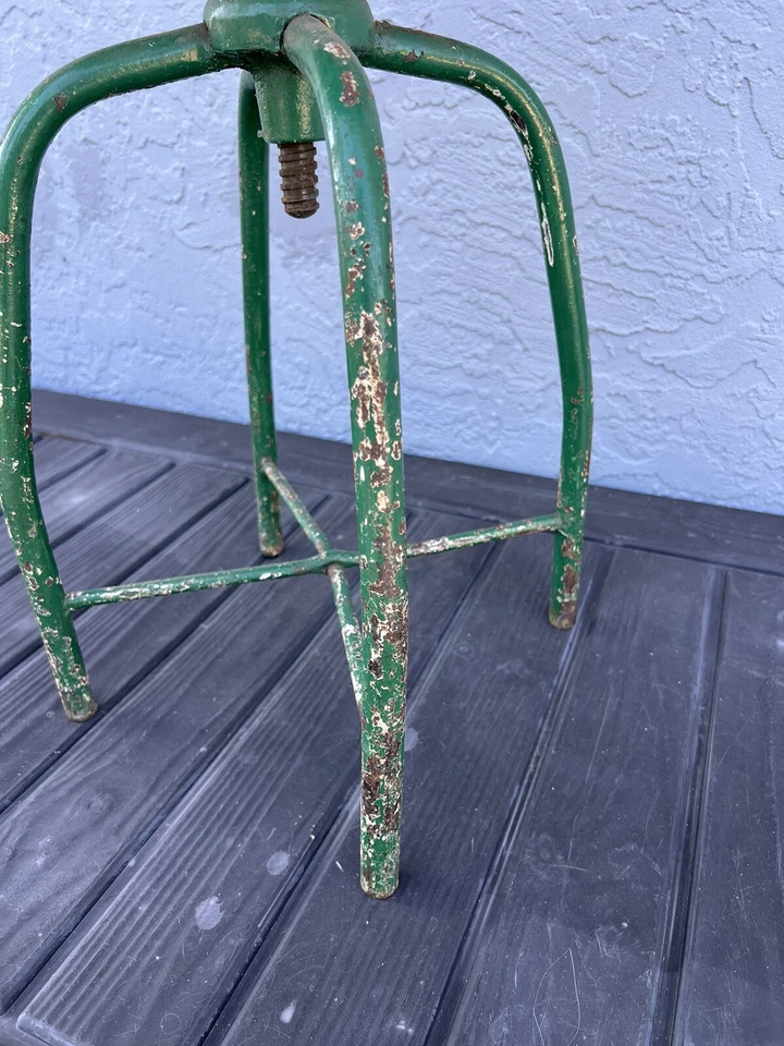 Antiguo taburete médico Dr. dibujo pata de acero doblada, dentista industrial de colección antiguo Foto 2 de 4