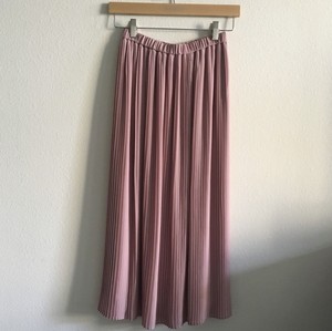 uniqlo pleated midi skirt