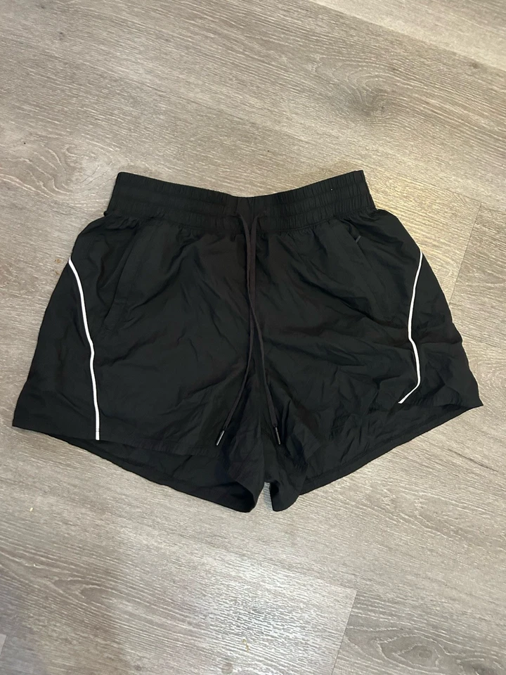 Shorts preto Lululemon tamanho 6 - Imagem 2 de 4