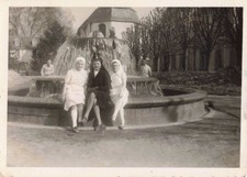 ANCIENNE PHOTOGRAPHIE ECOLE D'INFIRMIERES TRIO DE JEUNES FEMMES SUR UNE FONTAINE