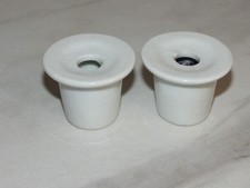 DEUX ANCIENS ENCRIERS EN PORCELAINE BLANCHE PORTE PLUME ECOLE BUREAU PUPITRE