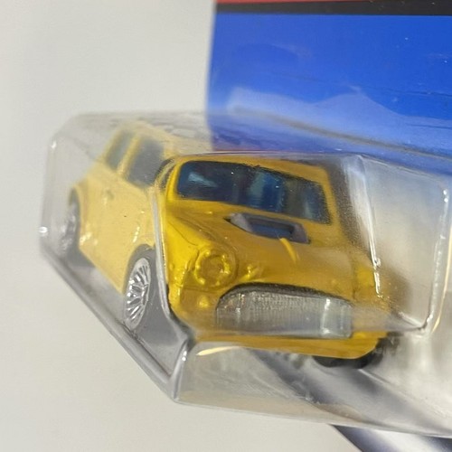 2000 Hot Wheels 2000 First Editions 30/36 - Mini Cooper Yellow NEW - Picture 4 of 7