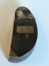 UNUSUAL SCOTTISH RAM'S HORN SNUFF MULL, "HOOF" SHAPED BRASS MOUNTED TOP, c. 1820