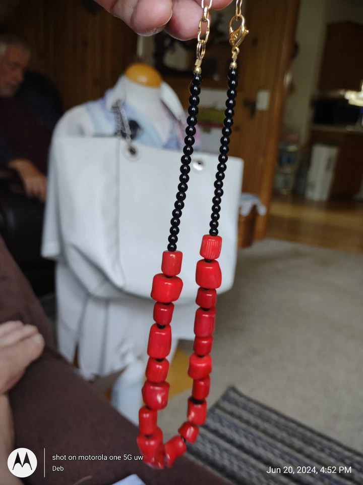 Collar Lee Sands Artesanal Artesanal Coral Rojo y Cuentas de Ónix Negro 17"-19" Tono Dorado  Foto 4 de 4