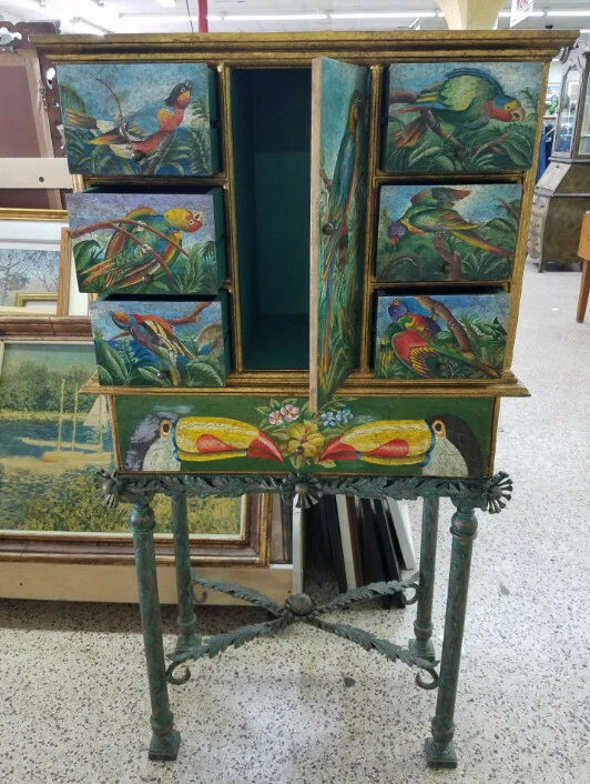 ARMARIO TROPICAL PINTADO A MANO VINTAGE CON LOROS Y TUCANES SOBRE SOPORTE DE HIERRO FORJADO Foto 2 de 4