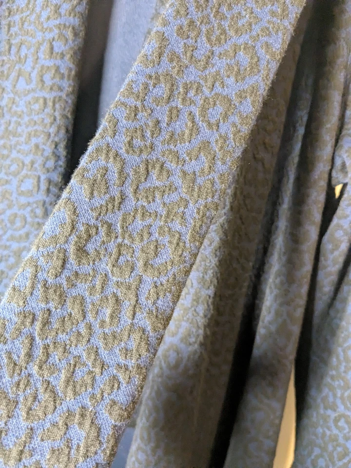 Cardigã Feminino Spirted Randolph Duke Frente Aberta Azul Preto com Cinto Tamanho Médio - Imagem 4 de 4