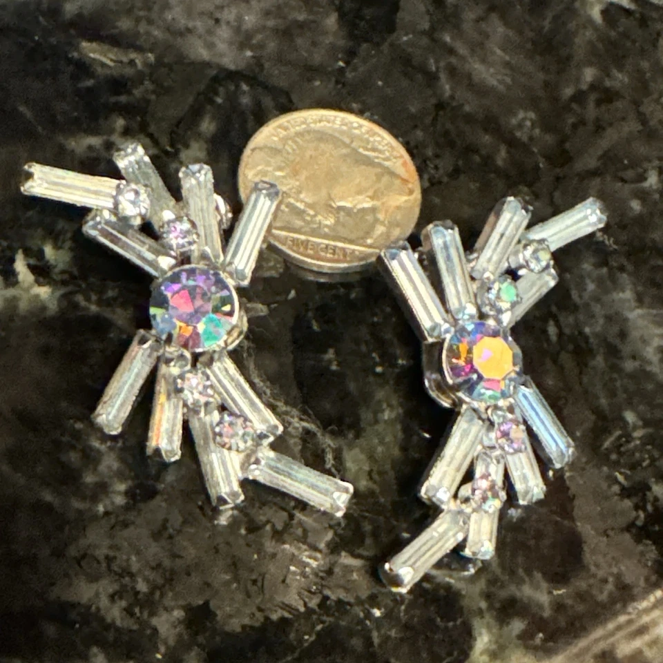 PENDIENTES BAGUETTE Y DIAMANTES DE IMITACIÓN REDONDOS AZULES BRILLANTES FIRMADOS POR ALBERT WEISS AÑOS 50 Foto 2 de 4