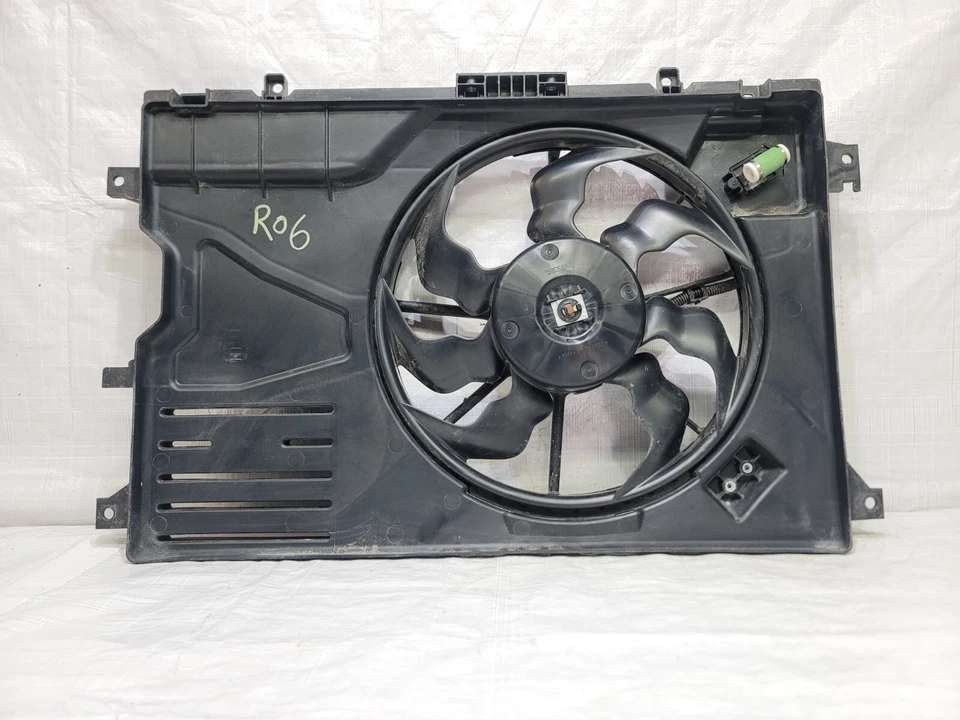 2019-2024 Mazda 3 Radiator Cooling Fan Motor Assembly OEM PAF2-15-025 Foto 2 de 4
