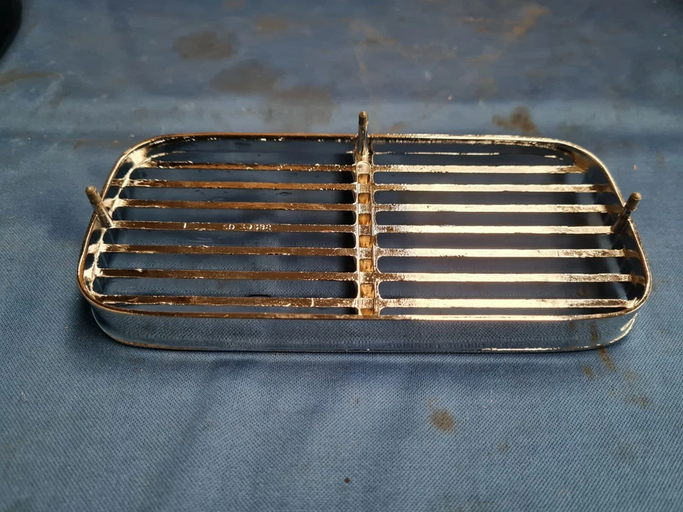 REJILLA LATERAL GORRO JAGUAR DAIMLER/TOMA DE AIRE SE ADAPTA A XJ6 XJ12 S1 y DS420 BD30582 Foto 3 de 4