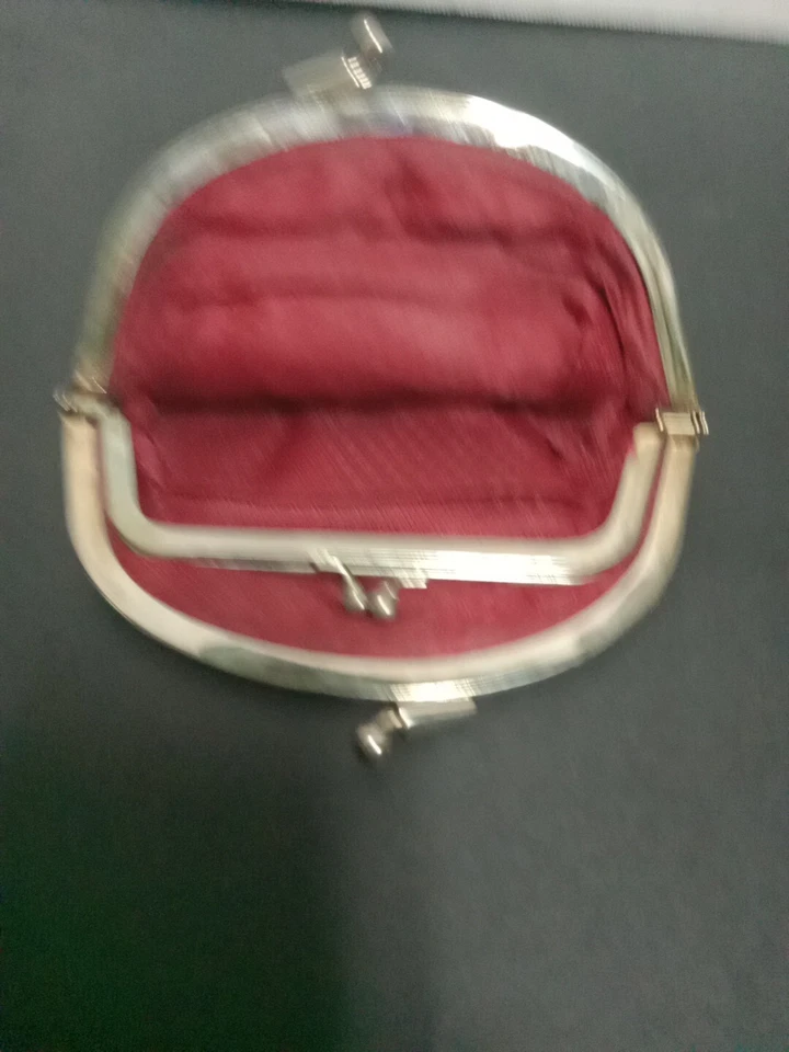 Monedero de piel de anguila genuina borgoña doble bloqueo de beso cierre de marco en tono plateado Foto 3 de 4