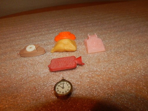 BARBIE ~ CASA DEI SOGNI VINTAGE 1962 ~ TELEFONI, OROLOGIO, BOTTIGLIA ACQUA CALDA, TACCHINO - Foto 2 di 3