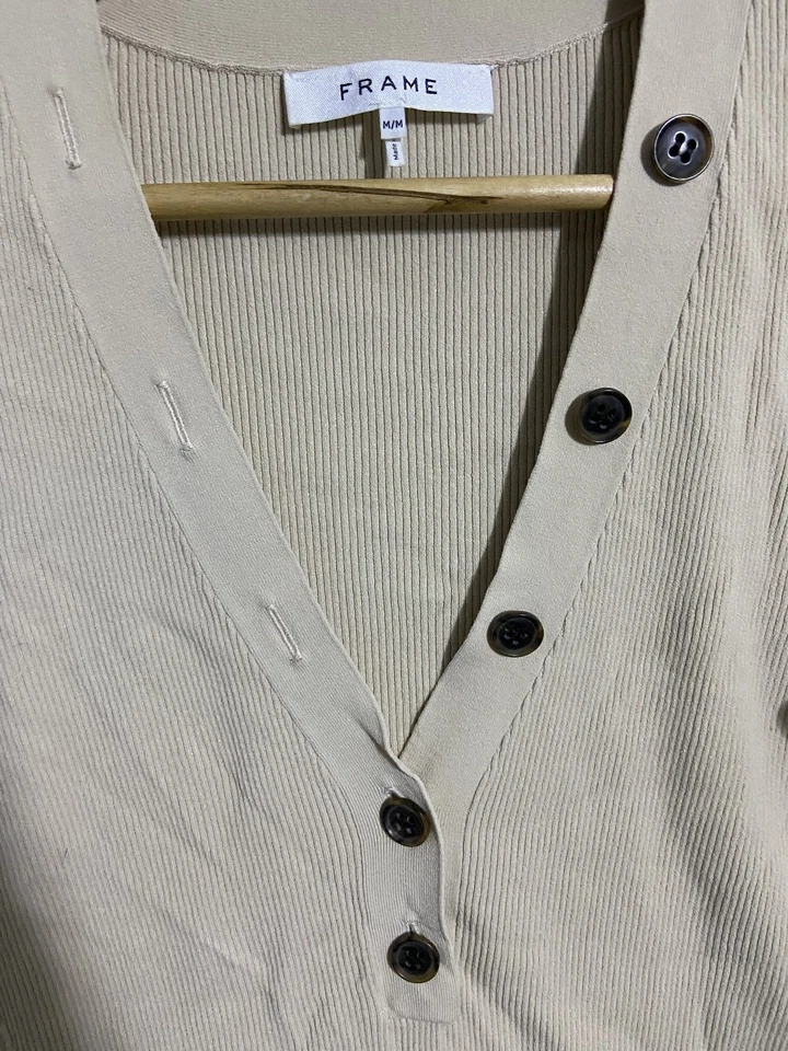 Camisa MARCO Mujer Pequeña Beige Botón Delantero Manga Larga Profundo V Acanalado Delgado Usada en Excelente Condición Foto 2 de 4