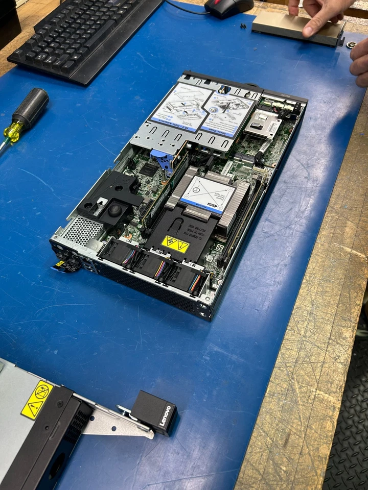 F/S 7D1X SE350 D-2143IT 2X32GB 1XM.2 5300 960GB 1X A2 PCIe 16GB IN E2 ENCLOSUR - Image 2 of 4