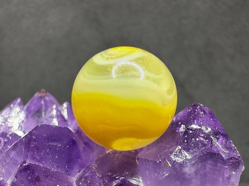 AWESOME Vintage Akro Agate LEMONADE Corkscrew Marble UV Reactive - Yellow - .62" - Picture 5 of 8