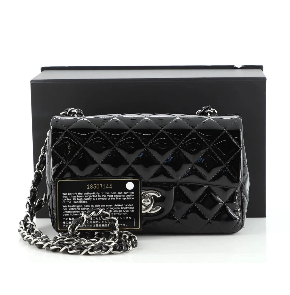  PATENTE NEGRA CON HERRAJES PLATEADOS - USADO Foto 2 de 4