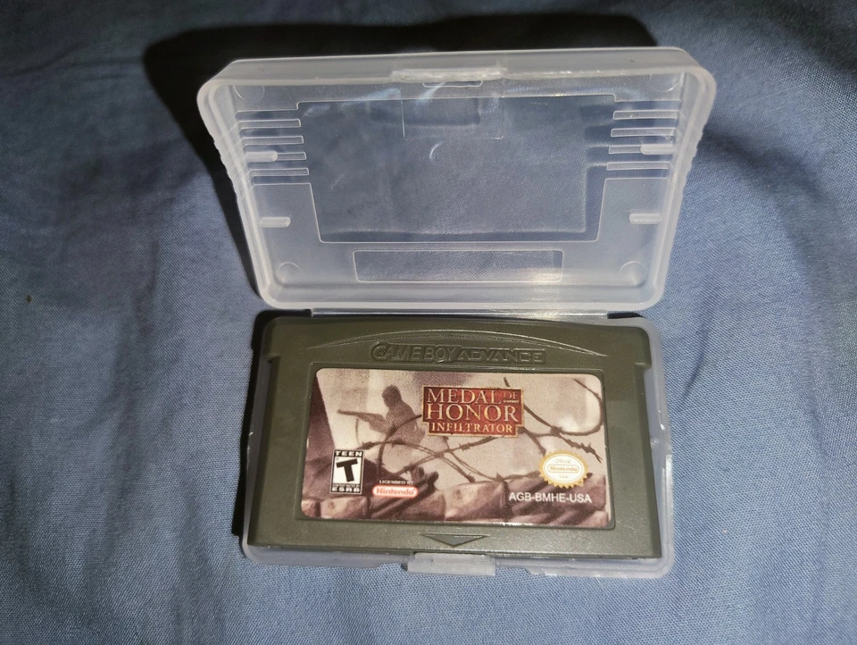 Medal of Honor: Infiltrator (Nintendo Game Boy Advance, 2003) - Image 2 of 3
