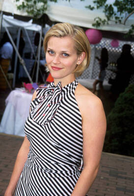 Reese Witherspoon attends the premiere of Legally Blonde Southampt - Old Photo 8