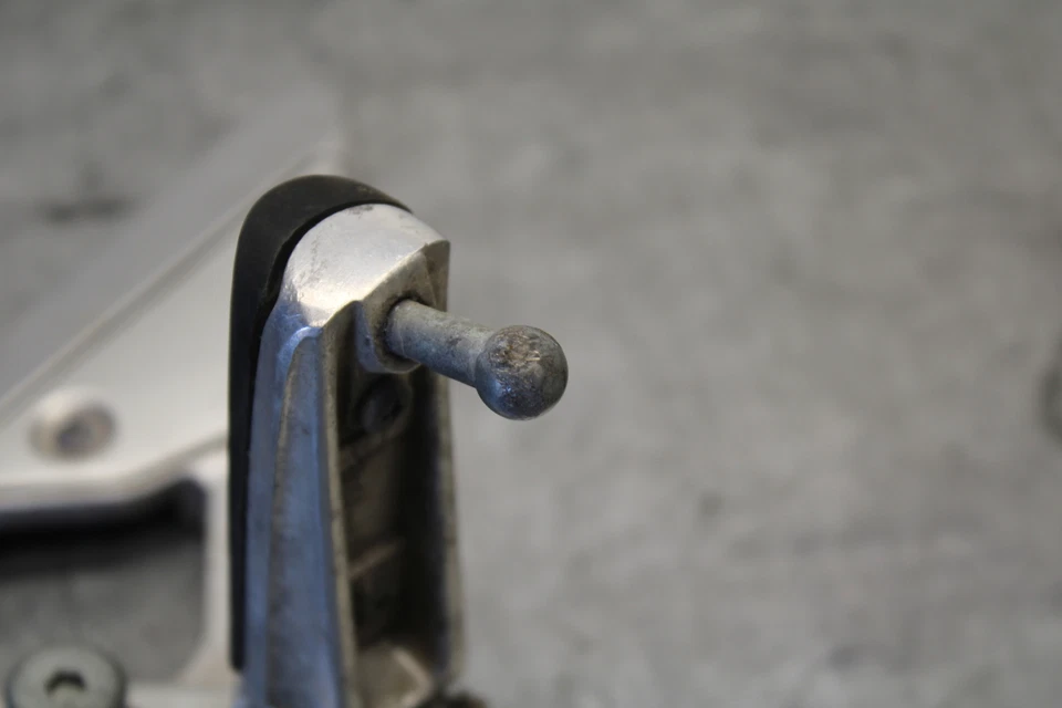 07-09 JUEGO TRASERO IZQUIERDO YAMAHA FZ6 JUEGO ESTRIBA CONDUCTOR REPOSAPIÉS TOPE BB713 Foto 3 de 4