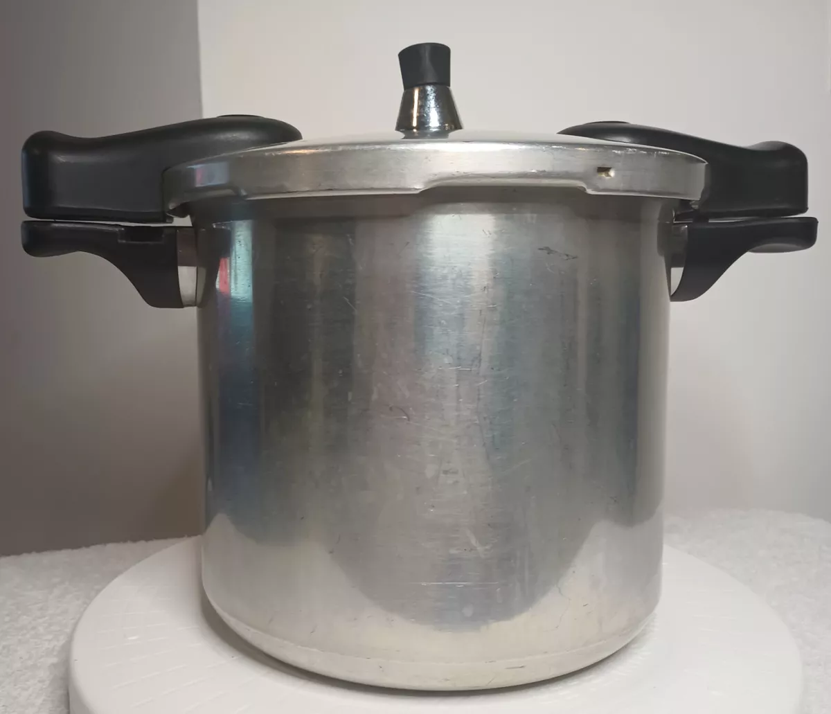 6 quart ALUMINUM PRESSURE COOKER PHILIPPE RICHARD Triple Safety