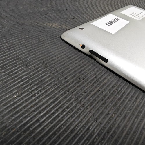 iPad 4 A1458 16GB Wi-Fi - Not Working, Cracked Screen, No Accessories - Picture 7 of 8