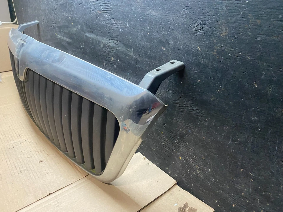 Parrilla superior delantera Lincoln Navigator 2003-2006 V2669 DG Foto 2 de 4