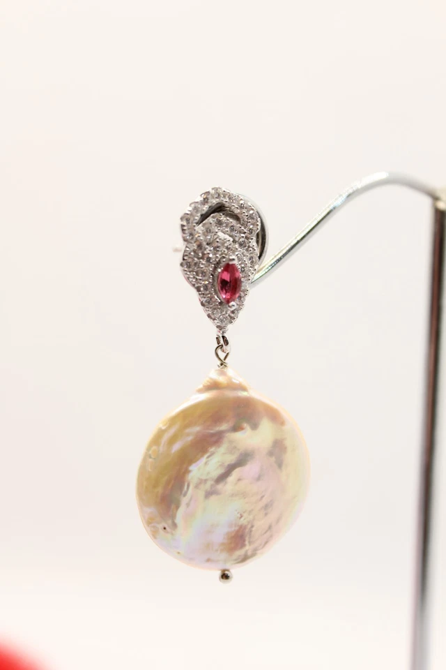 ORECCHINI ARGENTO PERLE BAROCCHE COLTIVATE ZIRCONI BIANCHI E RUBINI PENDENTI - Immagine 2 di 4