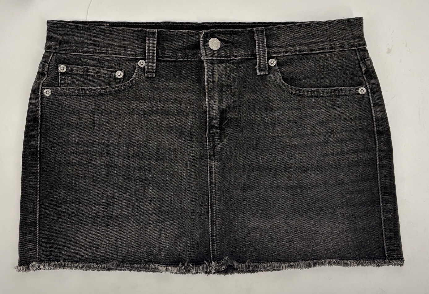 Women’s Levi’s Black/Gray Denim Raw Hem Medium Wash Size 28