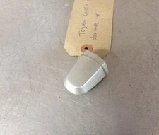 15687 H6D 02-06 TOYOTA COROLLA OS DRIVERS REAR DOOR HANDLE END THUMB CAP SILVER