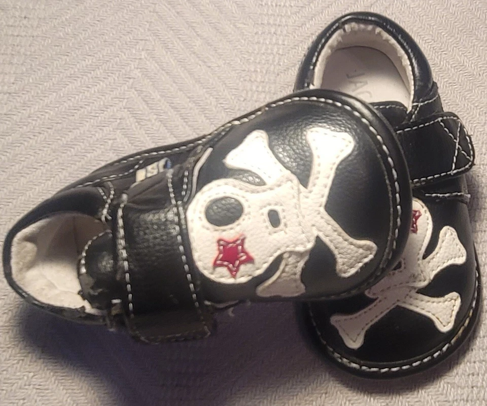 Zapatos de bebé "Jack And Lily" calavera 12-18 meses... negro/blanco con estrella roja. Foto 3 de 4