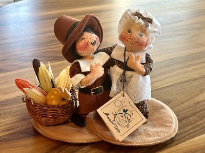ANNALEE Thanksgiving Dolls 1990 Pilgrim  Pumpkin Corn Basket 8  X 10 