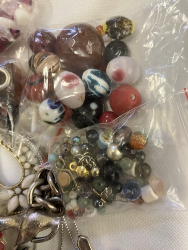 Lot Of Broken Jewellery For Crafting 650 G All Vintage Beads - Picture 3 of 11