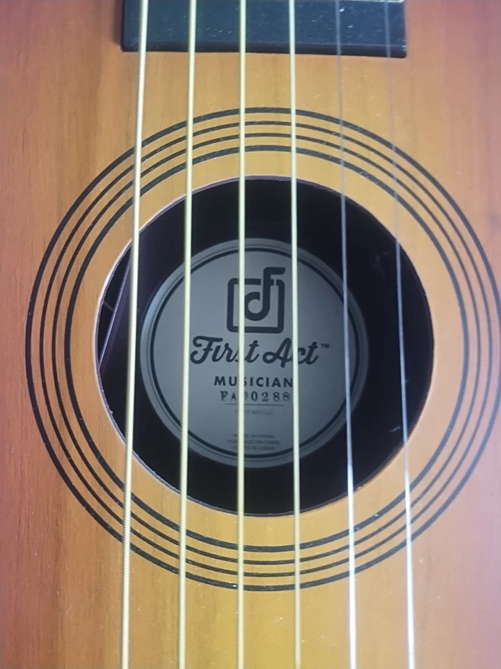 Guitarra para principiantes de músico de primer acto - sin afinación (plástico) con cuerdas Foto 3 de 4