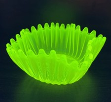 Fostoria Heirloom Sunburst Hanky Bowl 5.25" Vaseline Uranium Opalescent UV Glow