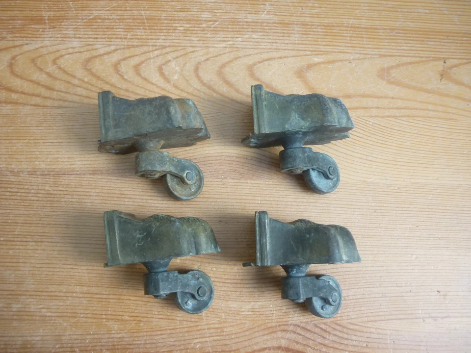 4 pieds à roulette de table , de guéridon forme patte de lion , meuble ancien - Photo 2/4