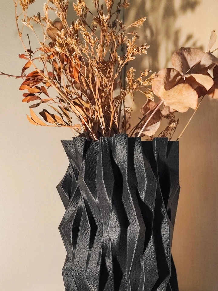 Jarrón negro geométrico - Moderno ondulado facetado decorativo escultural decoración del hogar Foto 3 de 3