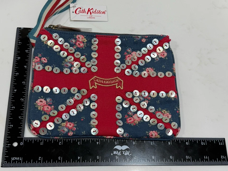 Nuevo con etiquetas Bolso sin asas Cath Kidston Union Jack Floral con correa Azul Marino Rojo Rosa Botones Foto 2 de 4