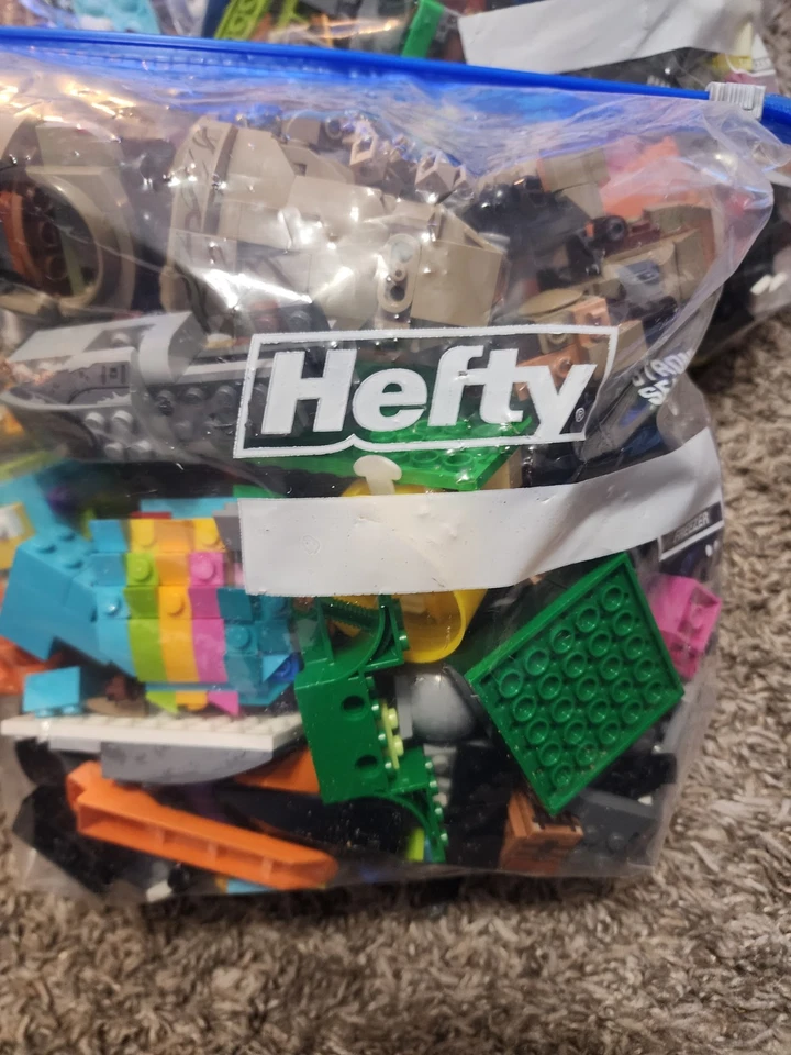 LEGO Lote a granel de 6 bolsas de 1/2 galón aproximadamente 18 libras. Mini figuras, bloques, etc. Foto 2 de 4