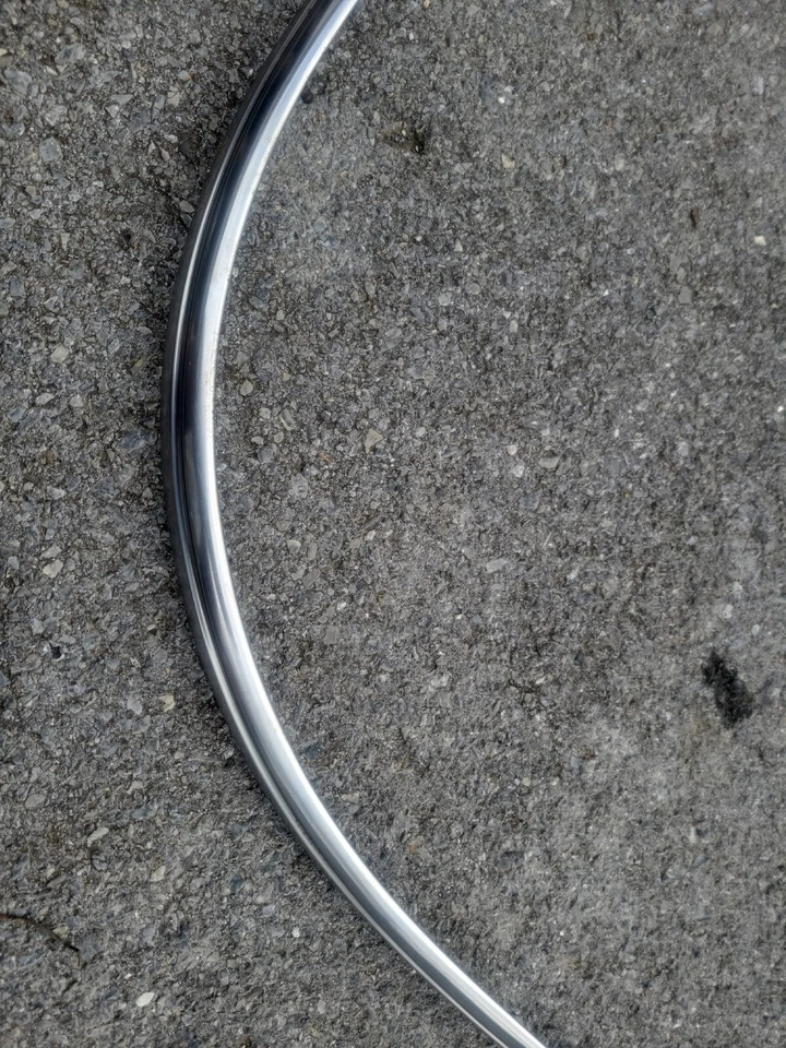 Chevrolet 1953 cupé de 2 puertas, envuelto debajo del vidrio trasero cromado 2 piezas Foto 4 de 4