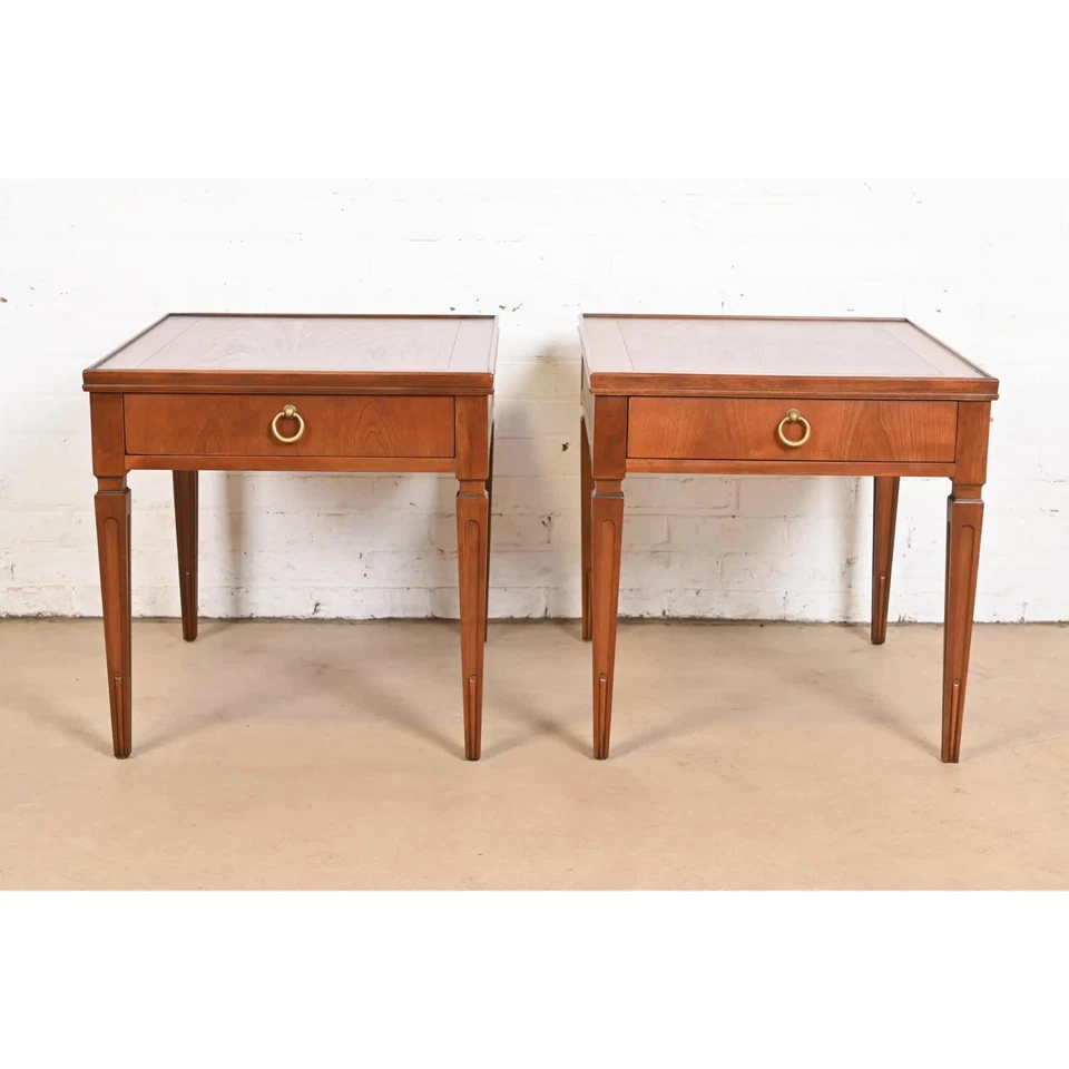 Mesas de té de cerezo talladas Luis XVI de la Regencia Francesa Muebles de Panadero, Acabadas Foto 2 de 4