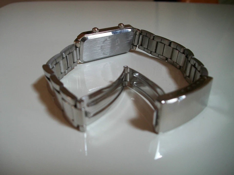 Reloj de pulsera de moda con correa de metal acabado plateado con esfera negra doble/2 zona horaria Foto 3 de 4