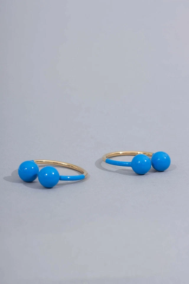 J.W. Pendientes de aro de doble bola Anderson Foto 4 de 4