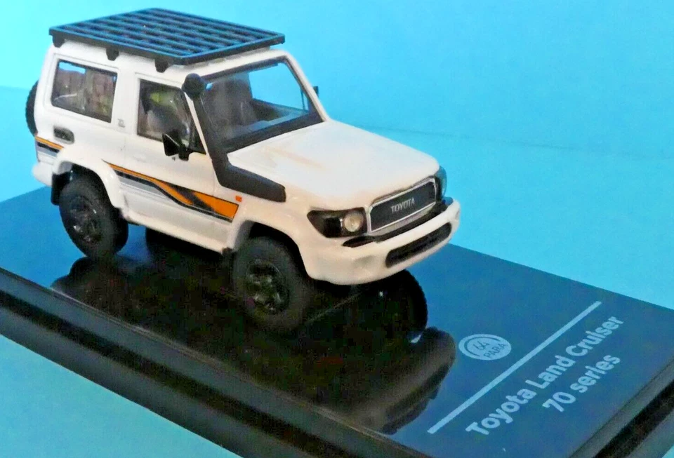 Toyota Land Cruiser RHD LC71 Blanco Aniversario 2023 1:64th.. Escala 64 Paragon Foto 3 de 4