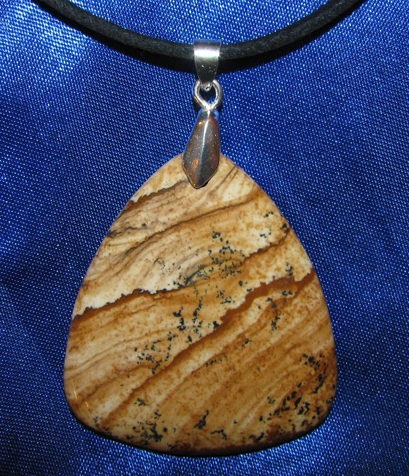 Photo Jaspe Pierre Pendentif Cuir Collier Guérison Bijoux Scène Terreux Grand