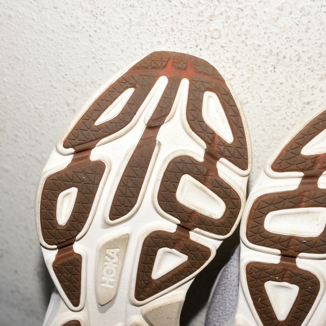 HOKA Bondi 8 Running Shoe Women US 7 B thumbnail 19